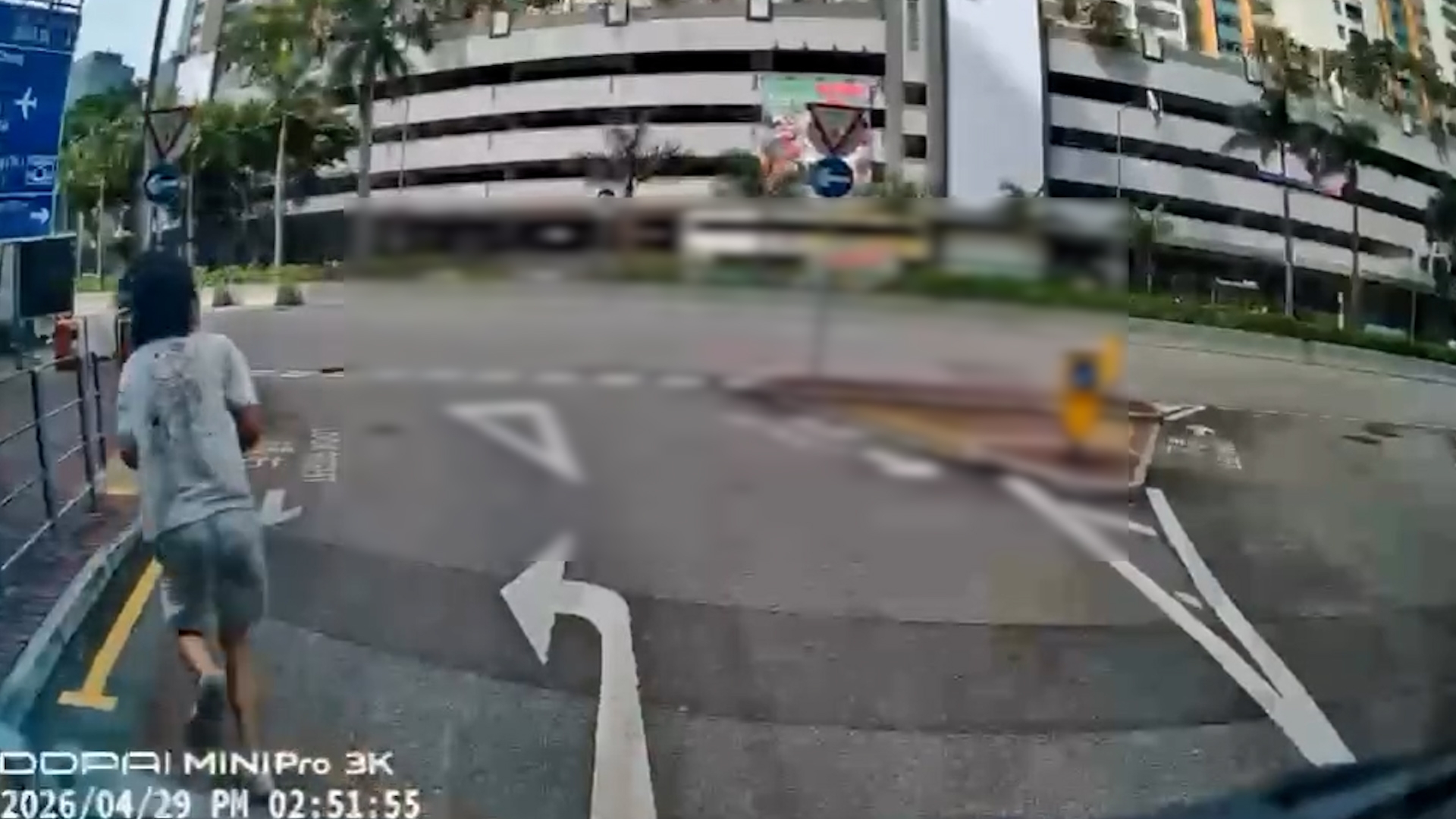 車Cam直擊｜深水埗男子碰瓷失敗　網民齊估：又係《東張》啲個案？（FB@車cam L（香港群組））