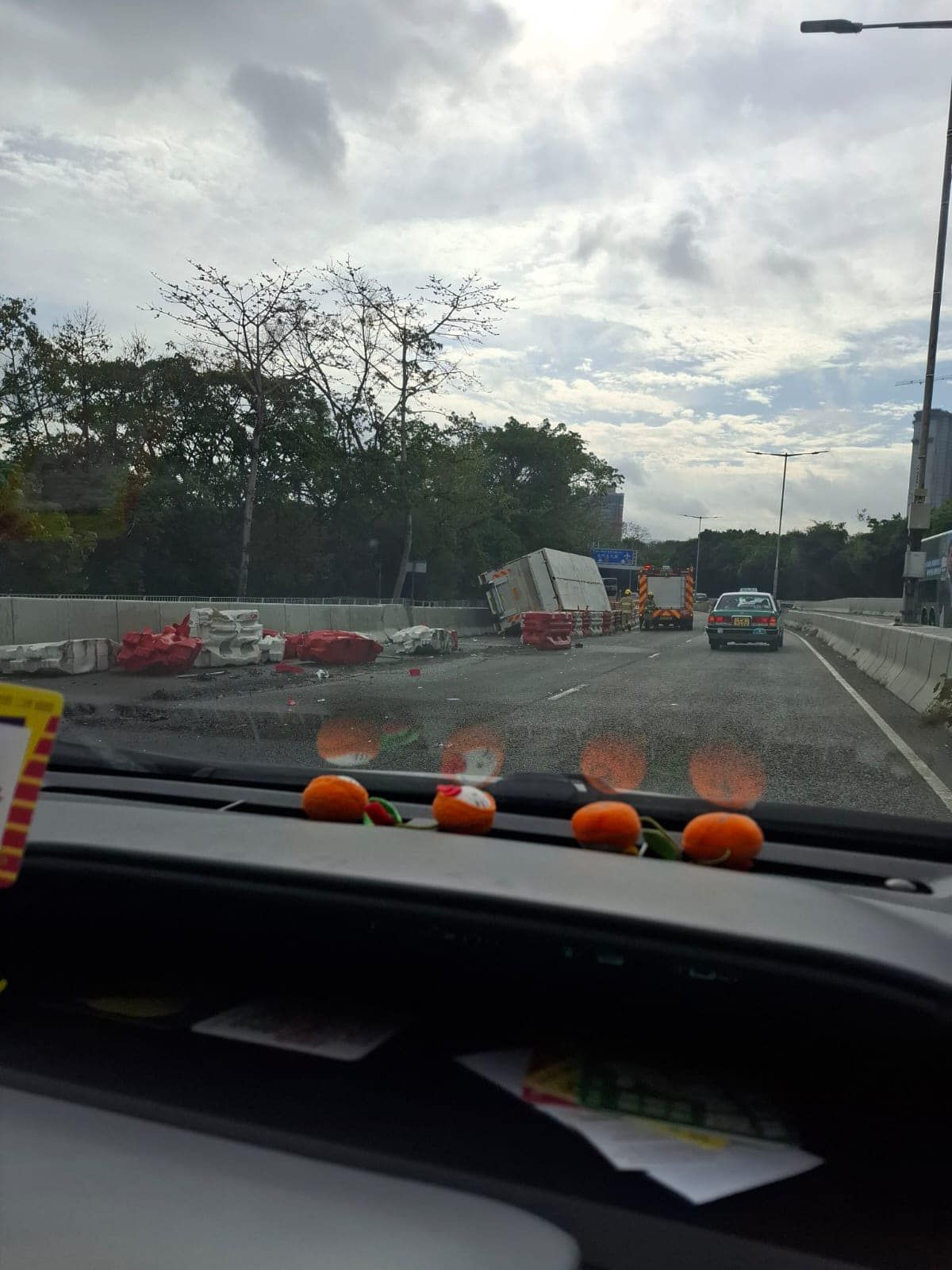 元朗朗天路5.5噸貨車翻側疑撞水馬