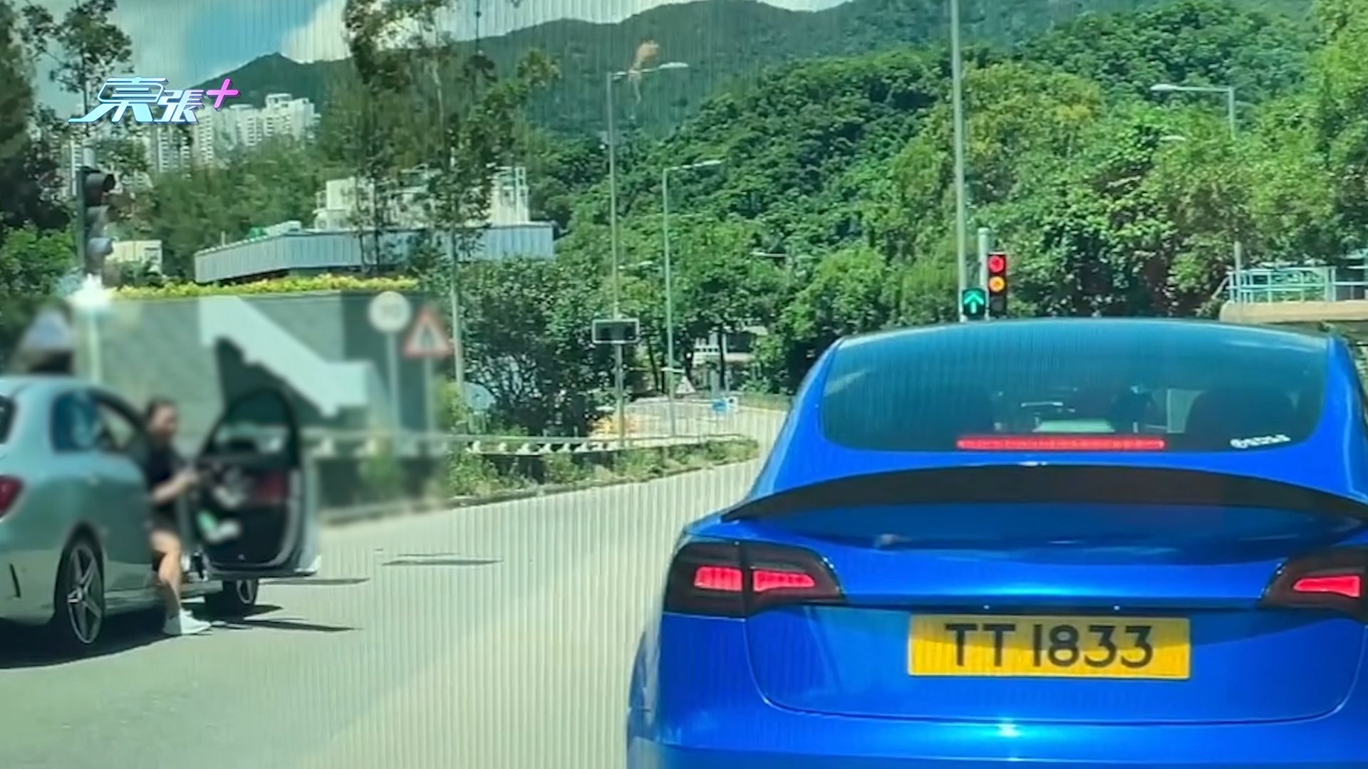 車Cam直擊｜大埔汀角路車禍　女司機炒車撞向電單車　鐵騎士秒被撞飛