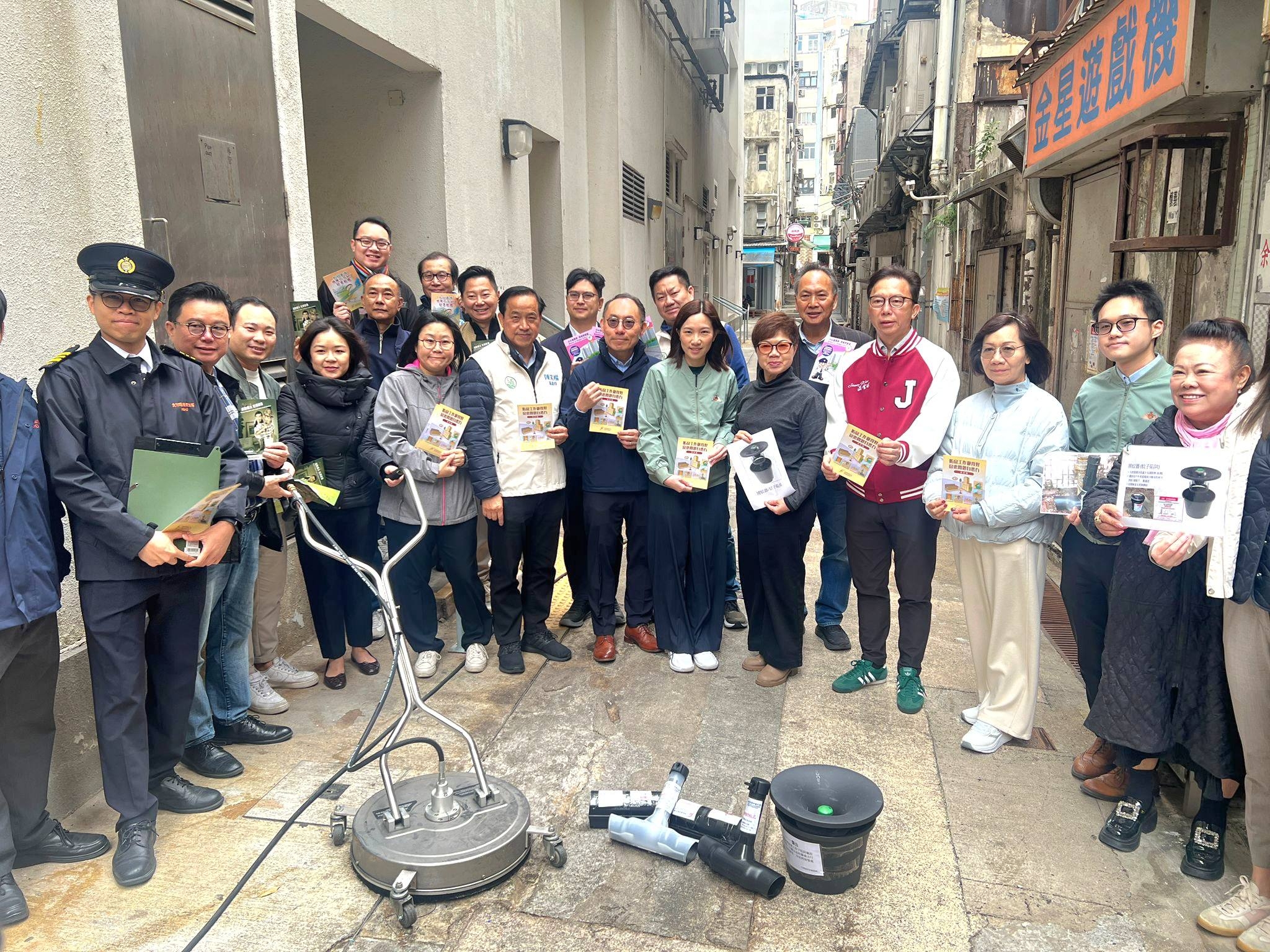 新年2026｜黃碧嬌現身大埔伙食環署「洗邋遢」派清潔包。 (FB＠大埔區議員陳笑權)