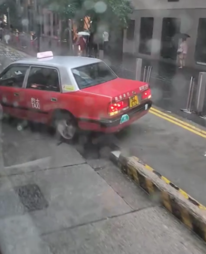 百德新街的士站的士「飛象過河」　卡住石壆動彈不能惹網民熱議