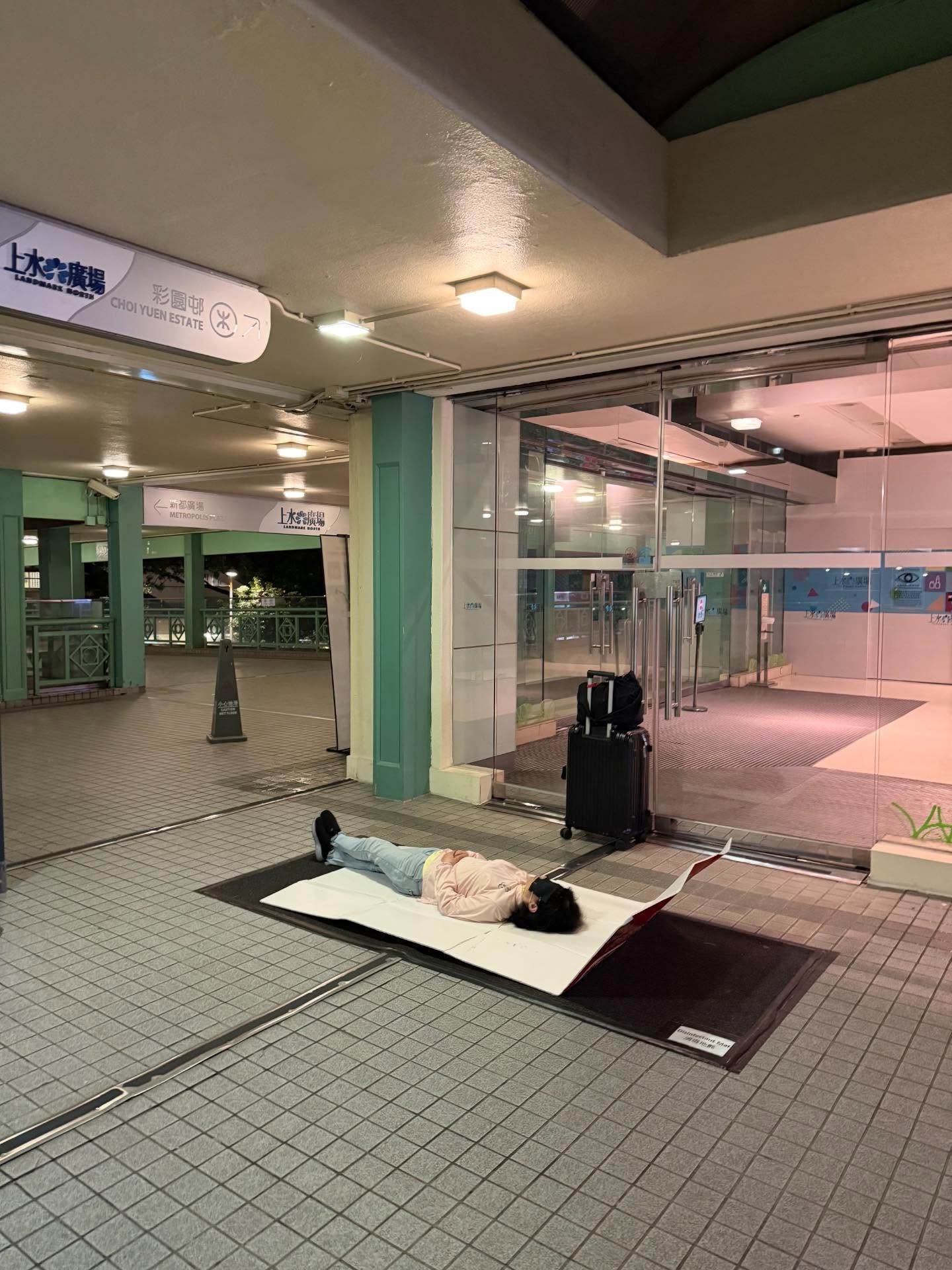 上水廣場疑內地旅客玩「窮遊」瞓街，舖紙毯攤消毒地毯過夜。 (網上圖片@threads)