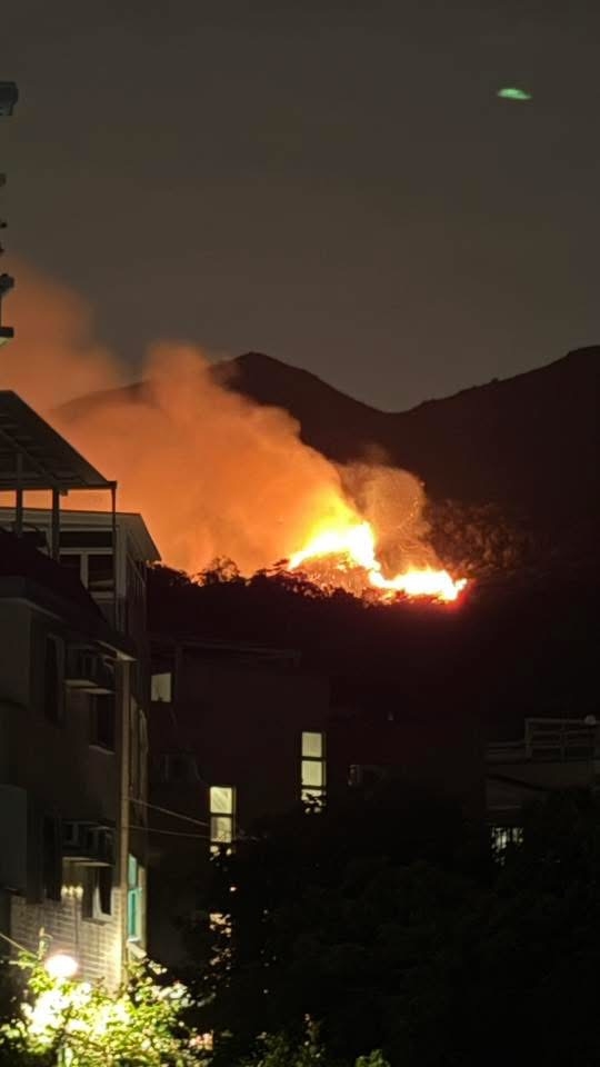 大埔今晚（3日）晚上約7時48分發生山火，地點位於汀角路近映月灣及汀角村對開山頭。