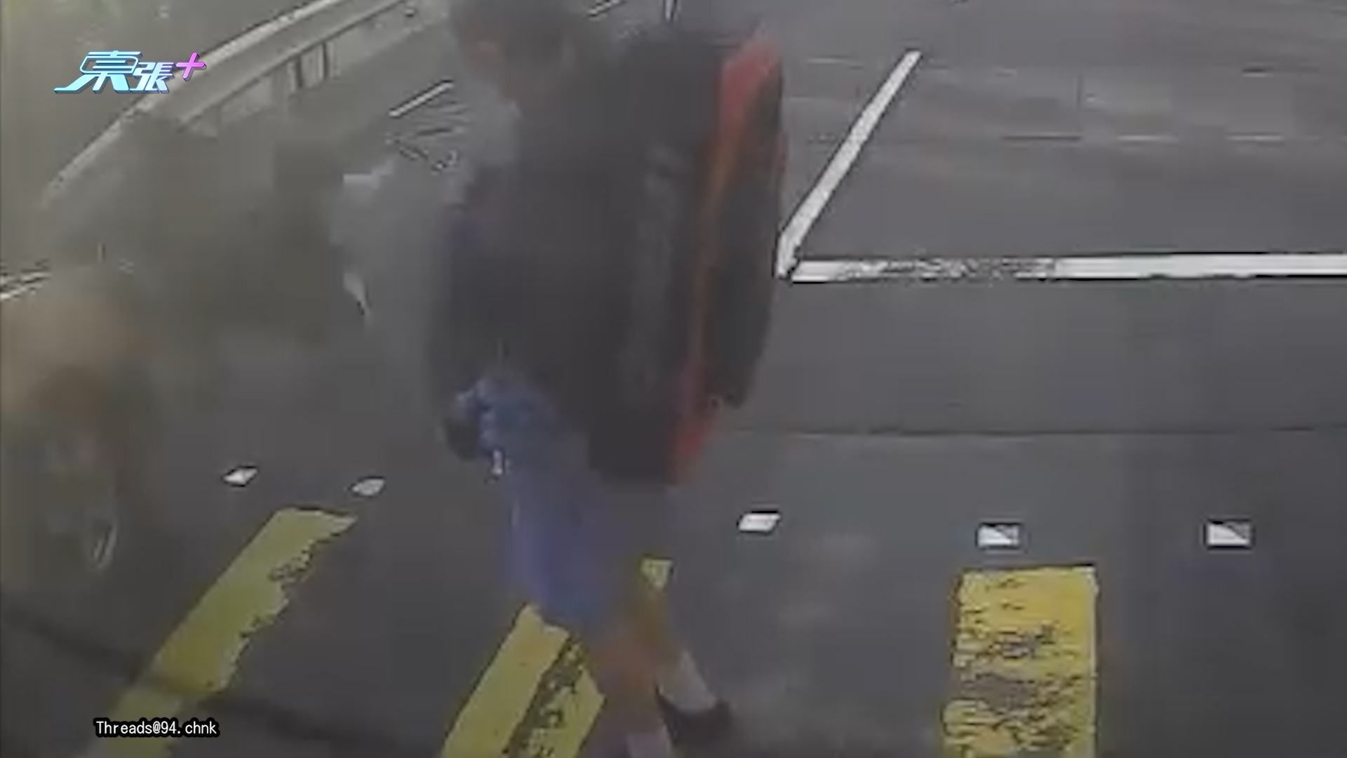 車Cam直擊｜鴨脷洲利東邨的士疑衝燈　13歲學生妹過馬路被撞飛 (Threads@94.chnk)