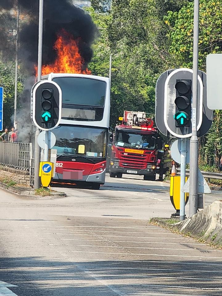 大埔港鐵巴士當街起火陷火海　濃煙直捲半空