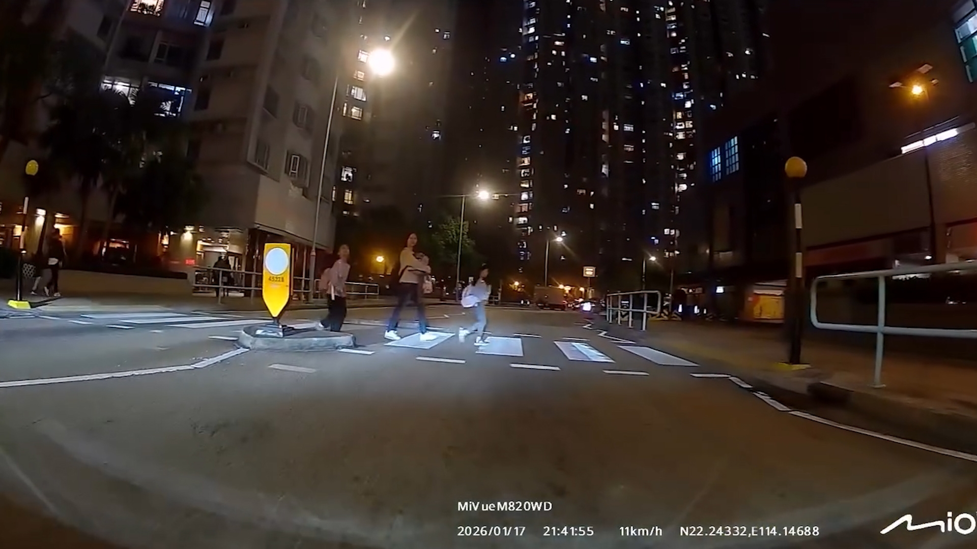 車Cam直擊｜細路過斑馬線「鞠躬多謝」再揮手　司機讚有愛：終於遇到