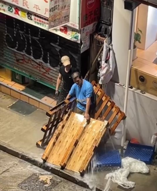 中環爆水喉射3米高水柱　男工人捨身「肉身擋水柱」