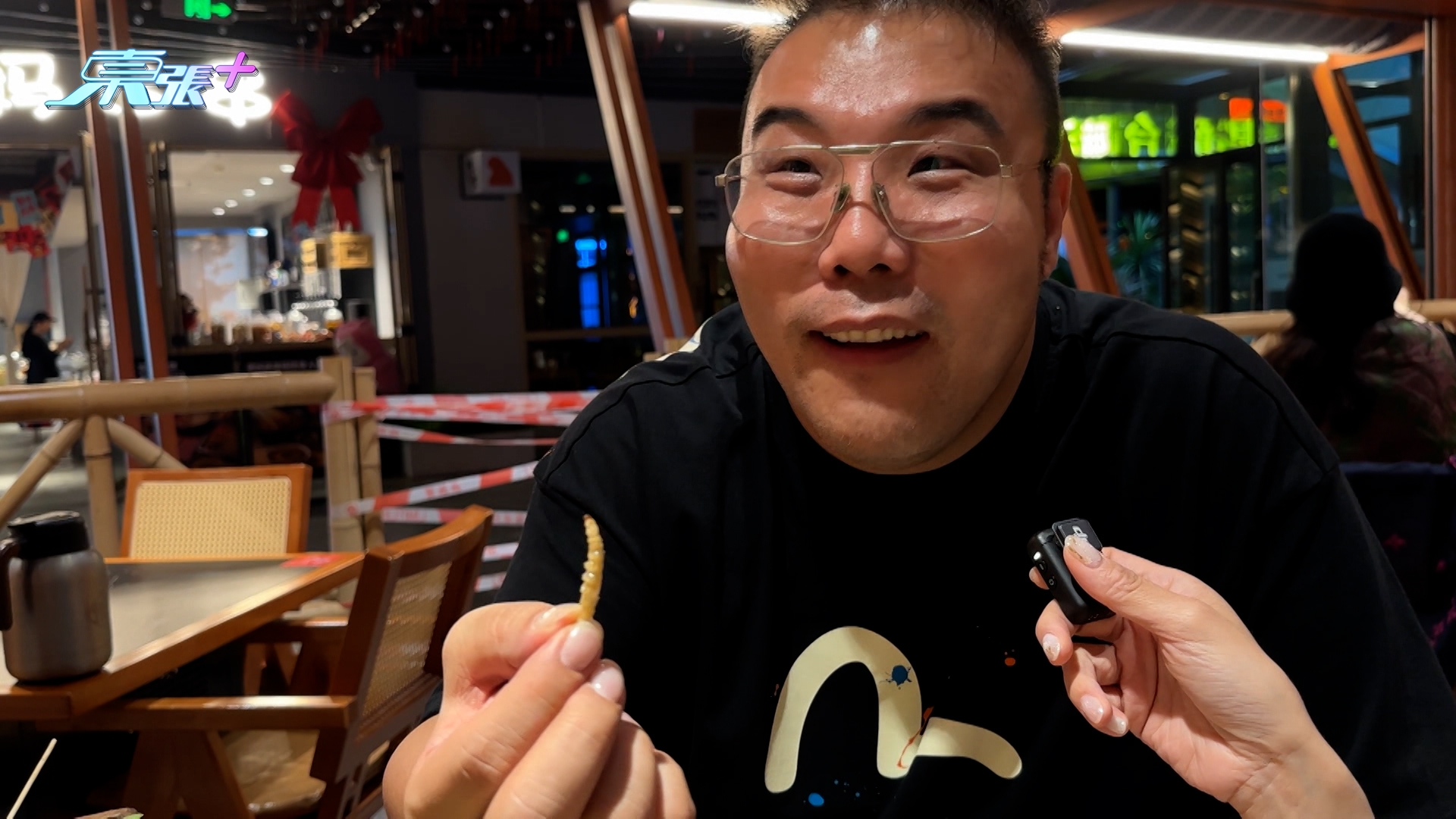 其中，劉洋又向梁麗翹介紹「名菜」─竹蟲，更加親自餵梁麗翹食用，畫面非常有趣，洋洋更拋廣東話「食完一定唔會捉蟲」，引得眾人大笑！