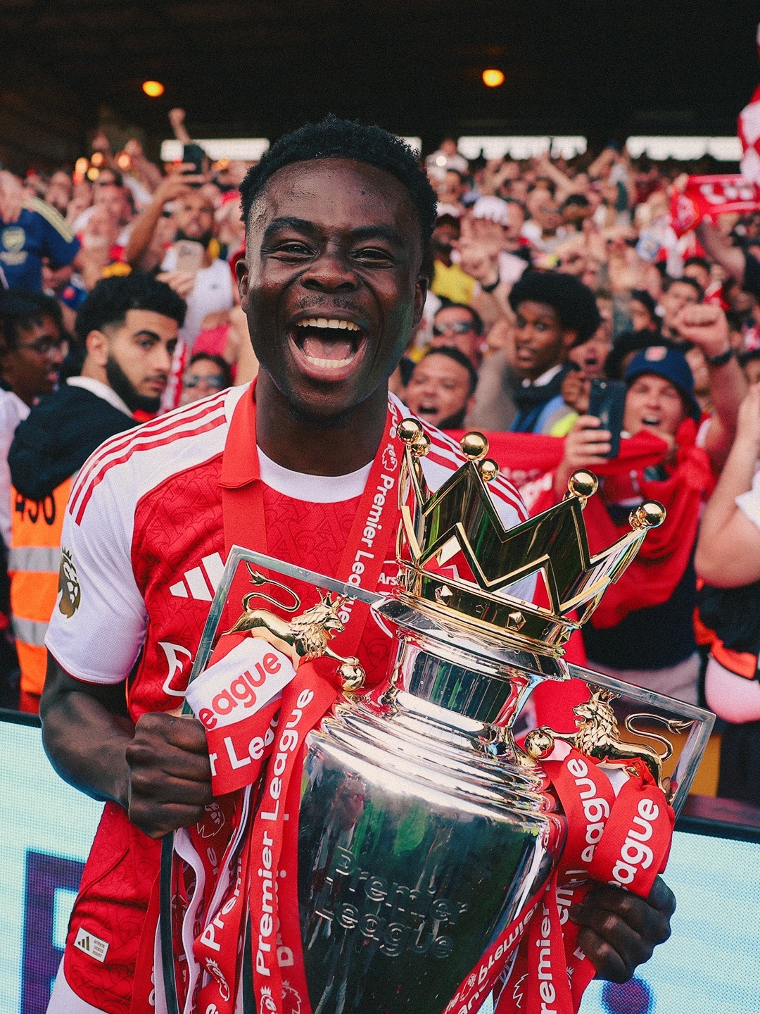 頒獎後，阿仙奴球員們紛紛與獎盃合照。（Facebook圖片／Arsenal）