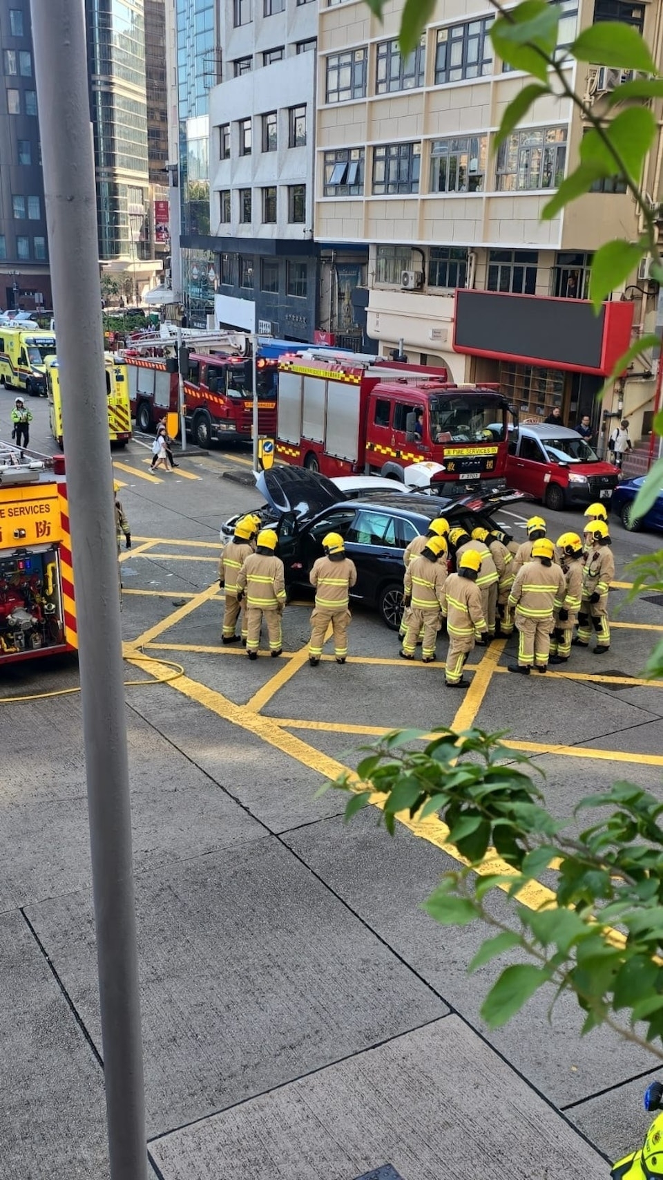 尖沙咀兩女司機雙雙「炒車」，兩敗俱傷一同送院。(FB@馬路的事 (即時交通資訊台))