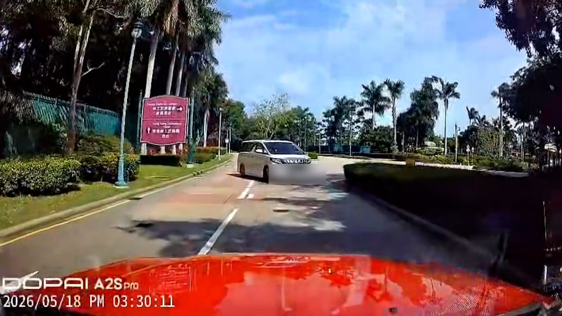 車Cam直擊｜中港車迪士尼外圍逆線行車　的哥網上發帖被勸包容 （車cam L（香港群組））
