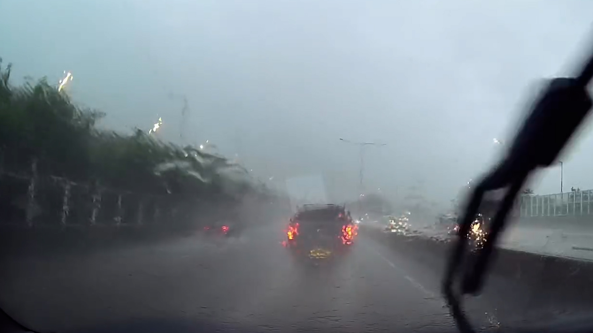 車Cam直擊｜司機大暴雨下公路揸車「打死火燈」　網民鬧爆：好學唔學大陸揸法