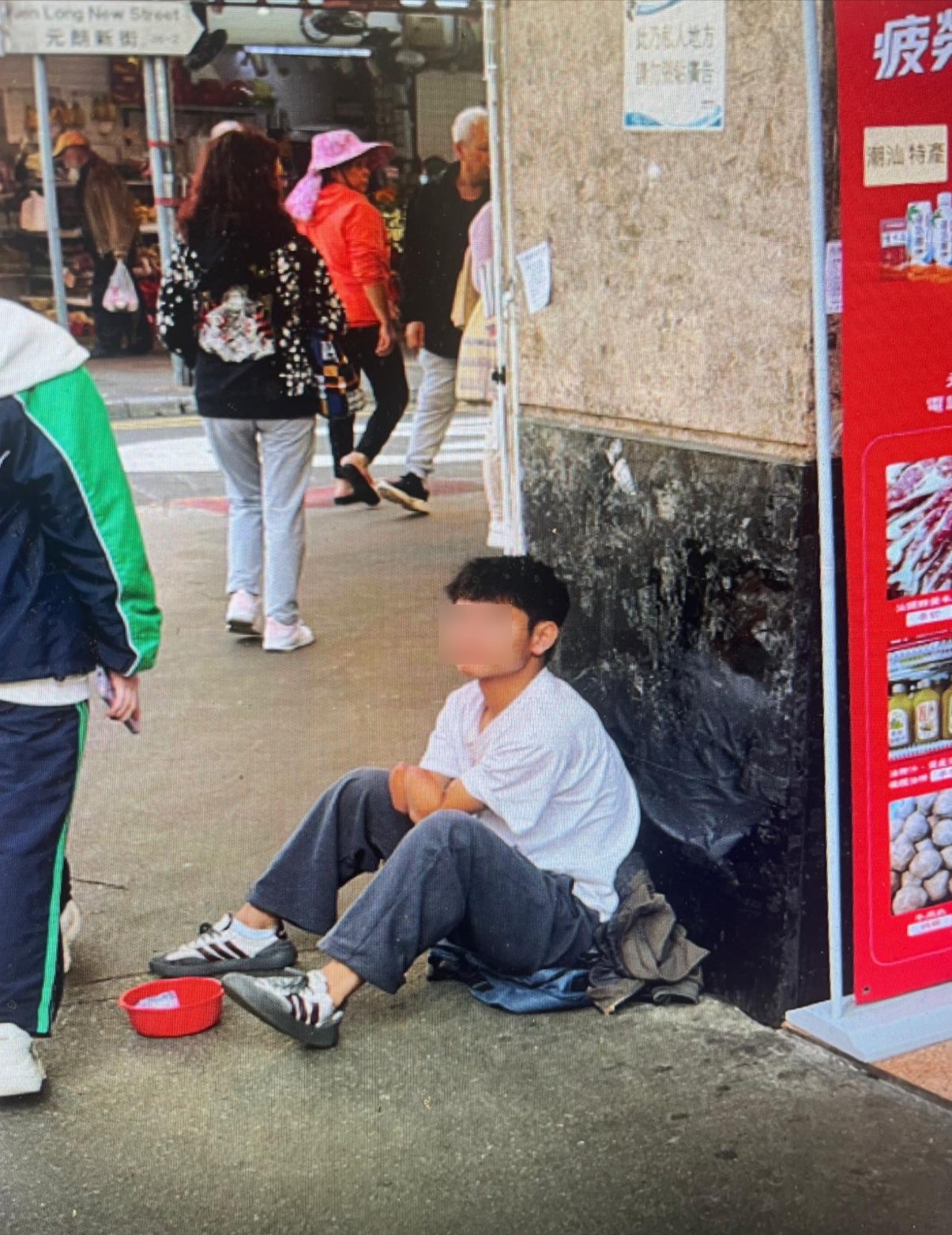 東張西望報料｜元朗市中心「丐幫滿街」周街乞食 (觀眾王先生提供)