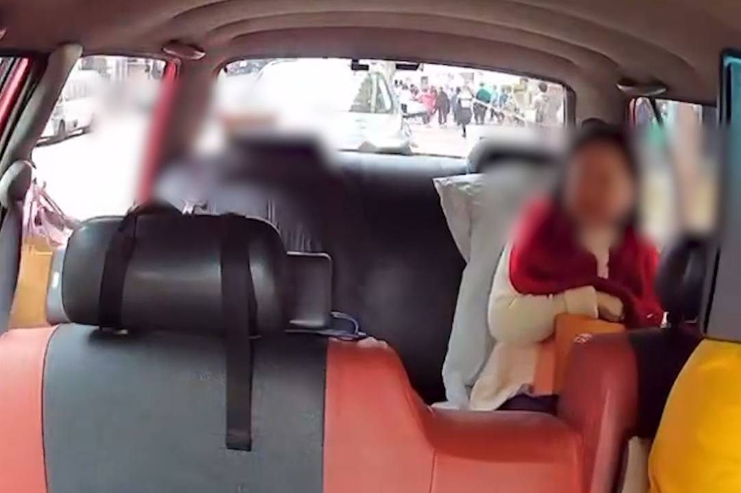 富婆出巡搭的士用「垃圾袋」墊位。(FB@高囂)
