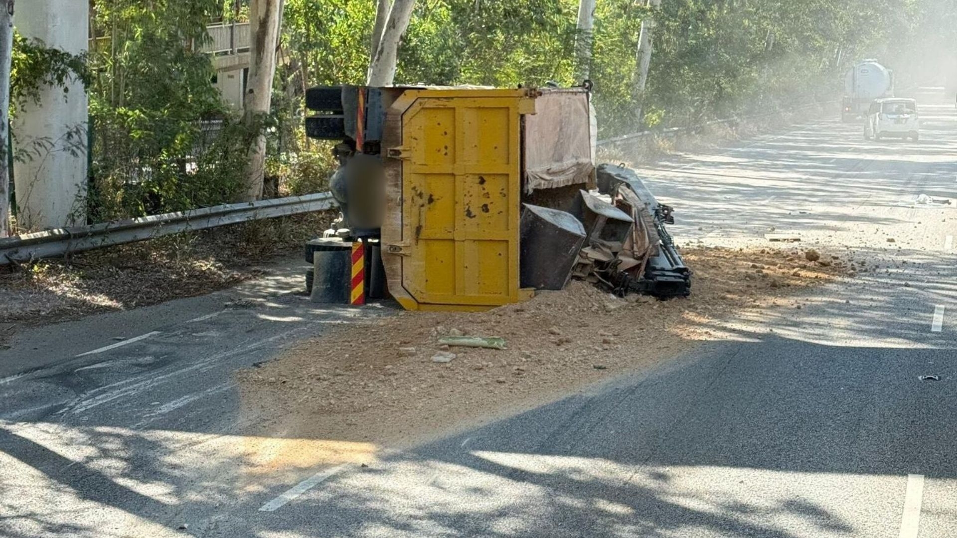 新田公路泥頭車自炒向右翻側　司機自行爬出逃生送院治理