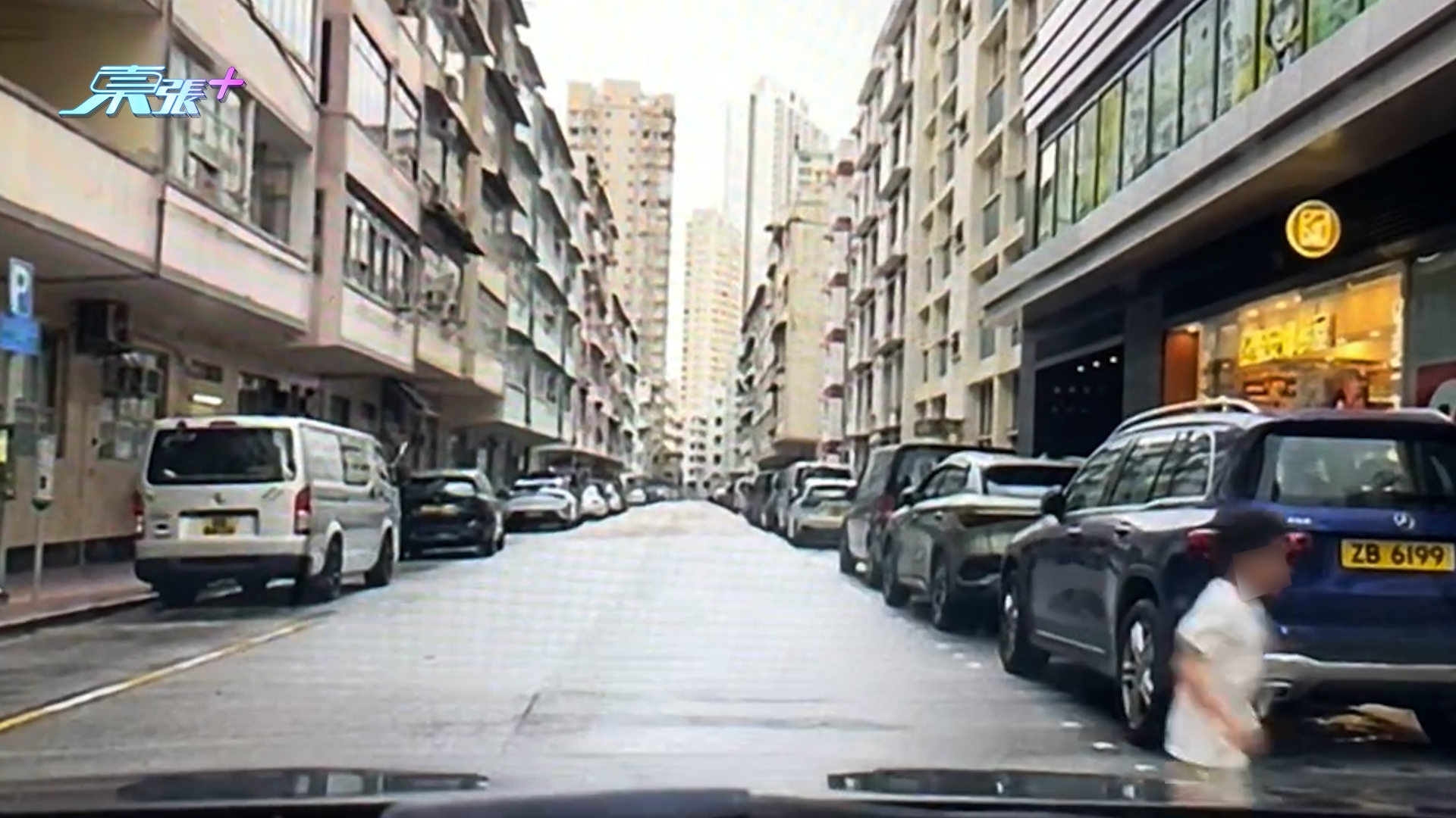 車Cam直擊｜「兒童炸彈」突衝出馬路　私家車急煞避撞　司機嘆：父母唔好害我啦 （threads＠Patrick Fung）