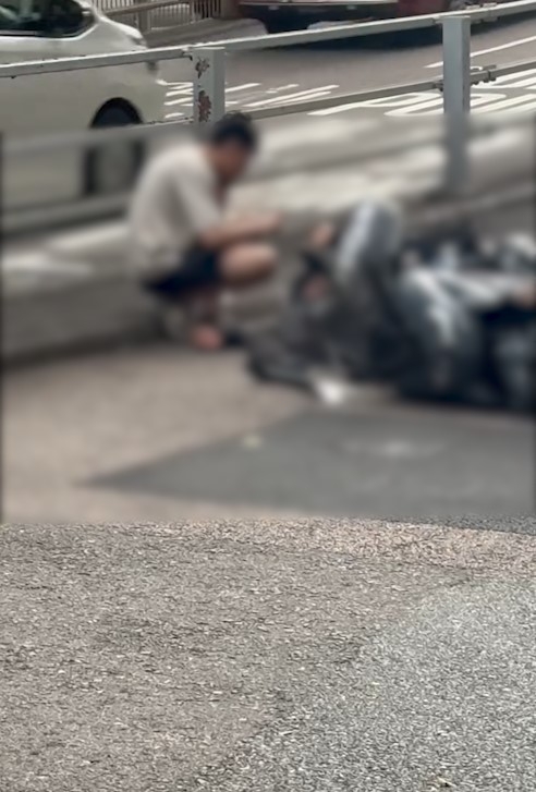 灣仔軍器廠街私家車與電單車相撞　鐵騎士受傷倒地。(FB@Kh Chan )