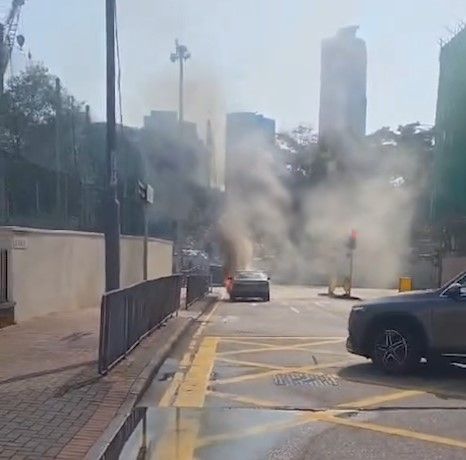 九龍城Benz古董車突冒煙著火