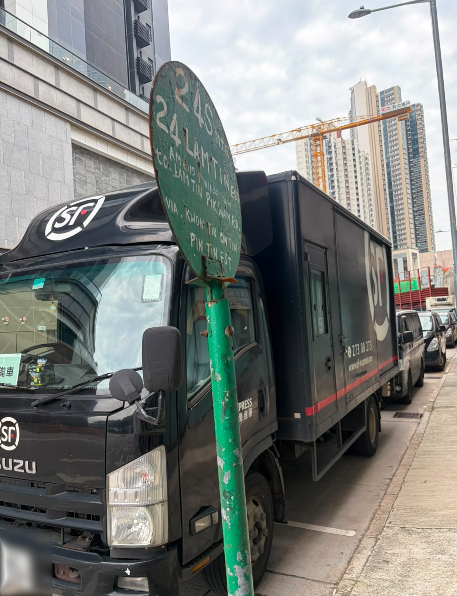 東張西望報料｜速遞公司貨車疑長期霸佔小巴站　綠Van埋站受阻街坊狂轟：日日如是