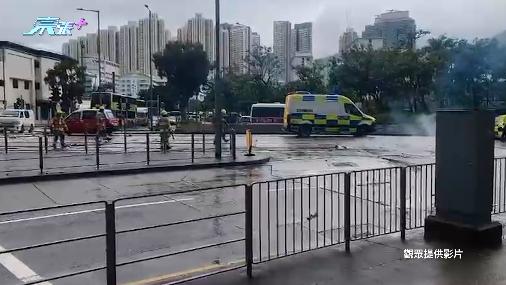 東張西望報料｜九龍灣電動車撞女途人釀火警　電池飛脫冒煙　本網直擊救火全過程 （觀眾提供《東張+》影片）