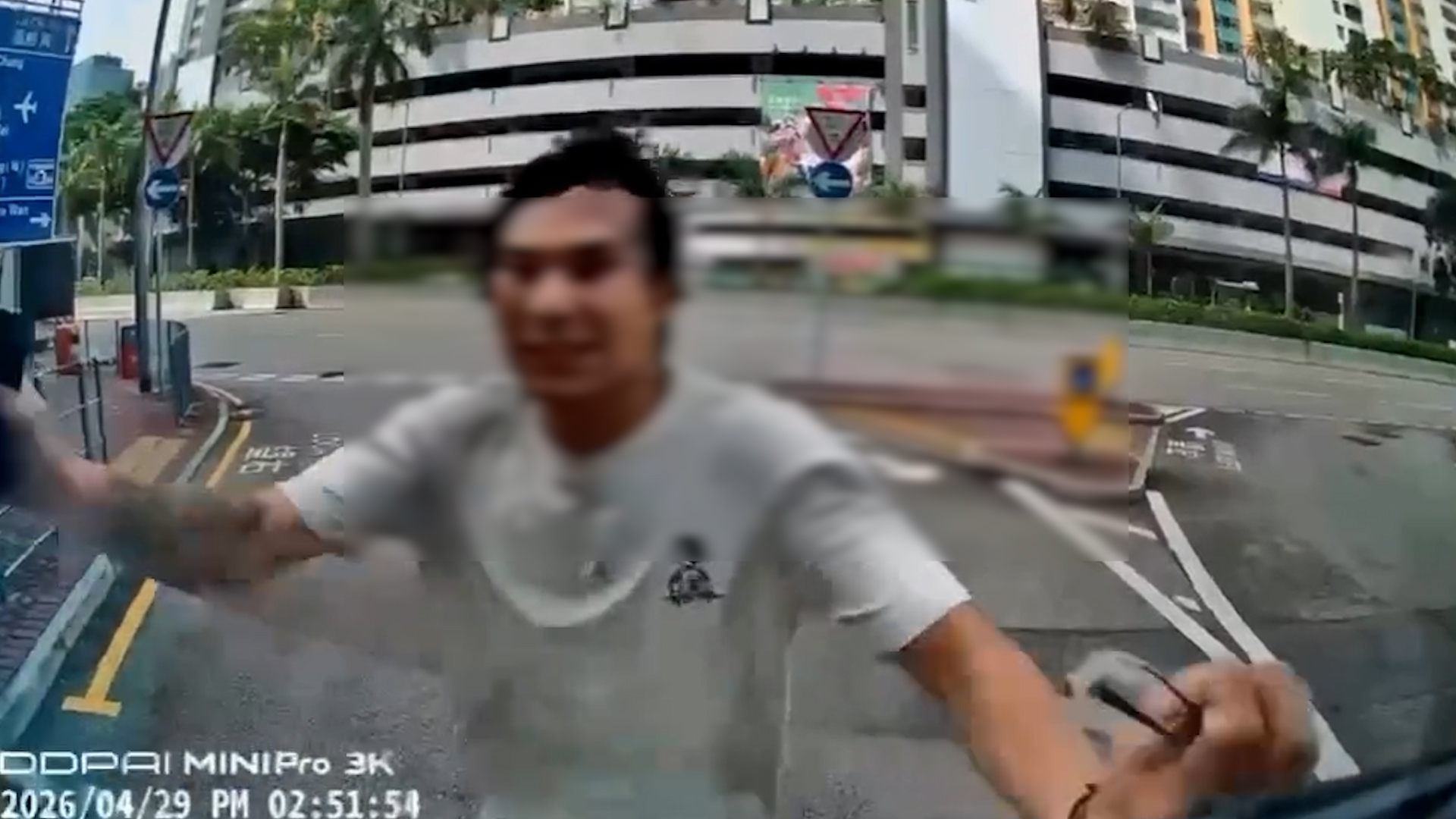 車Cam直擊｜深水埗男子碰瓷失敗　網民齊估：又係《東張》啲個案？（FB@車cam L（香港群組））
