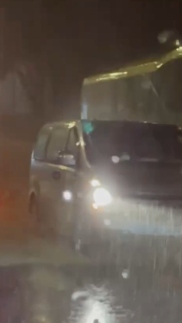暴雨｜大埔路面積水嚴重　私家車險變潛艇　周六晚錄每小時100毫米雨量