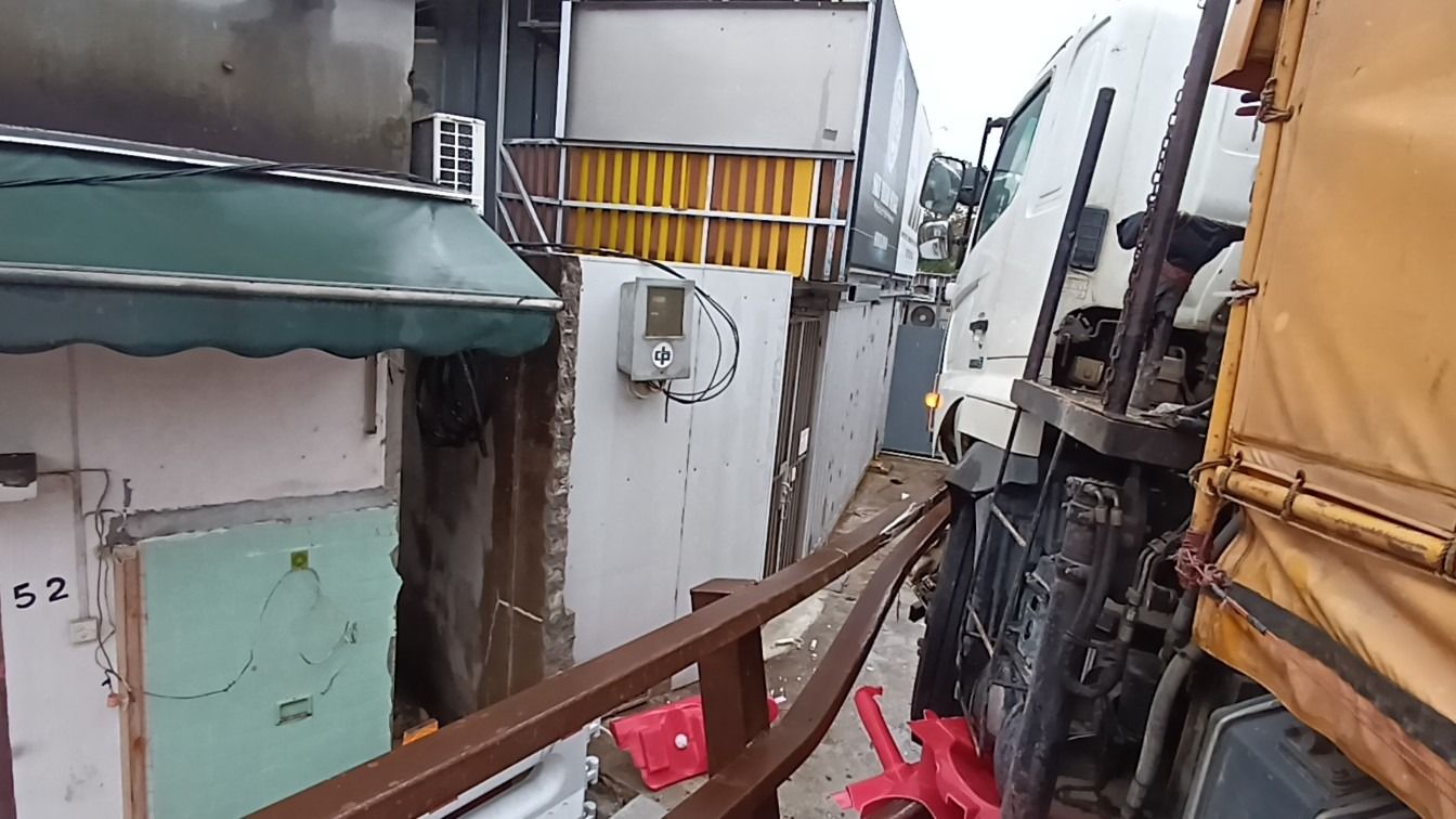 元朗吊臂車疑天雨路滑失控，撞欄及水馬更險衝入村屋。