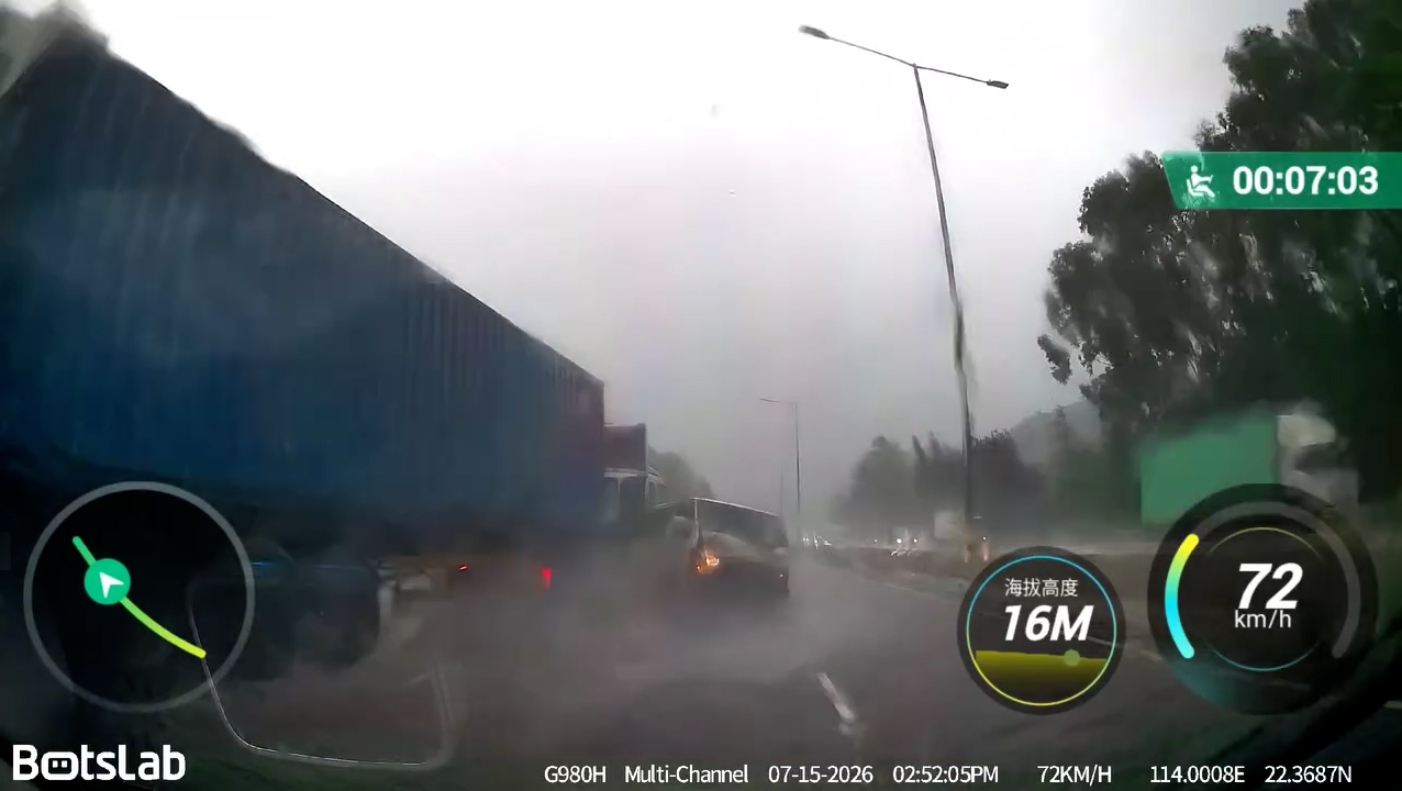 事件一度導致屯門公路來回方向近小秀村的部分行車線封閉，交通受影響。