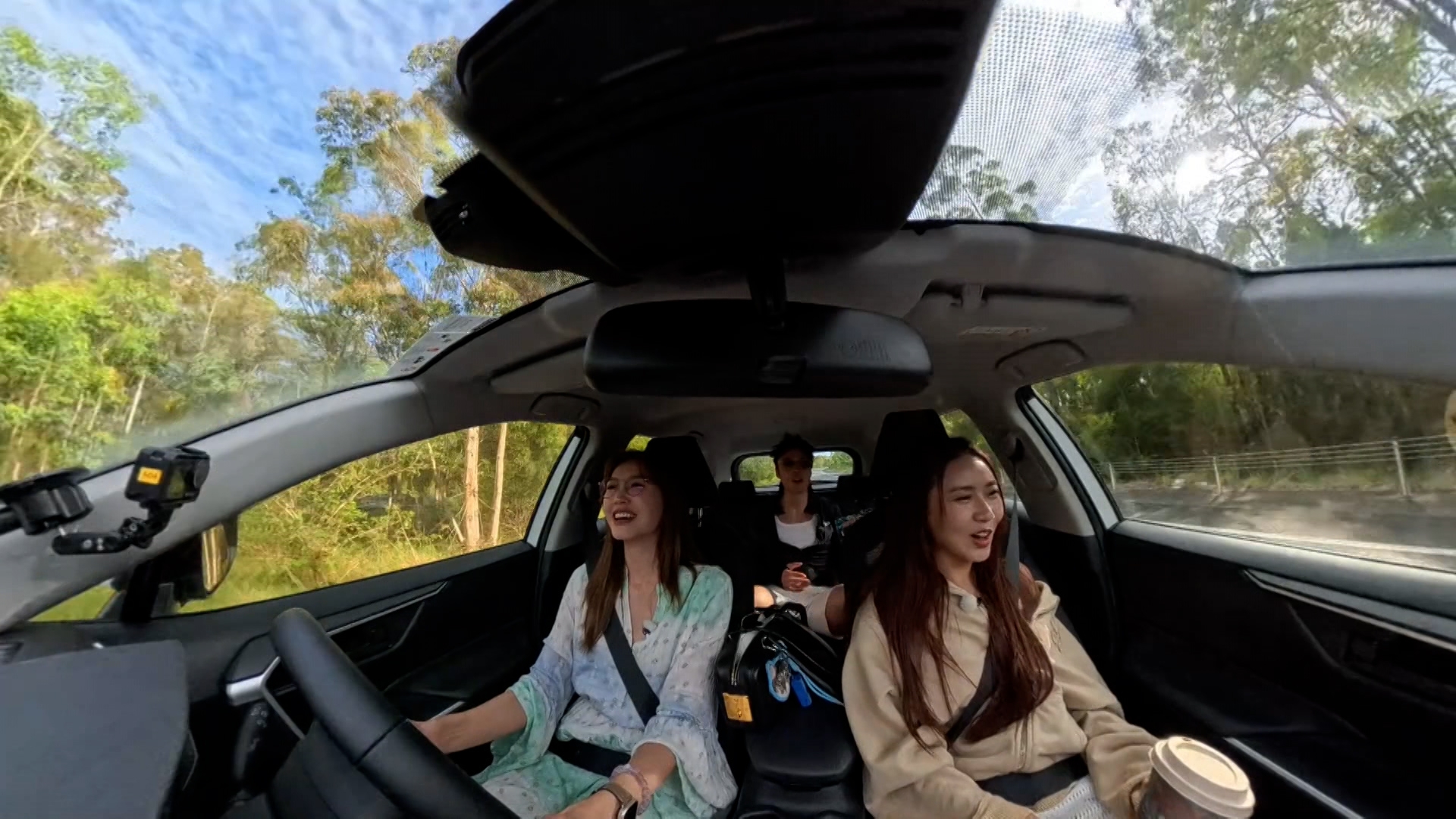 吳若希、戴祖儀和丁子朗就去了炎熱的澳洲享受陽光，行程中，很多事情都是自己規劃，不過當中仍然有很多變數，令他們對自己的人生規劃有些想法。