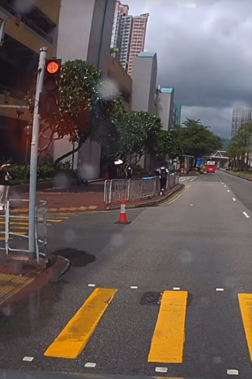 有片｜天水圍巴士迷為影巴士擺雪糕筒擋馬路