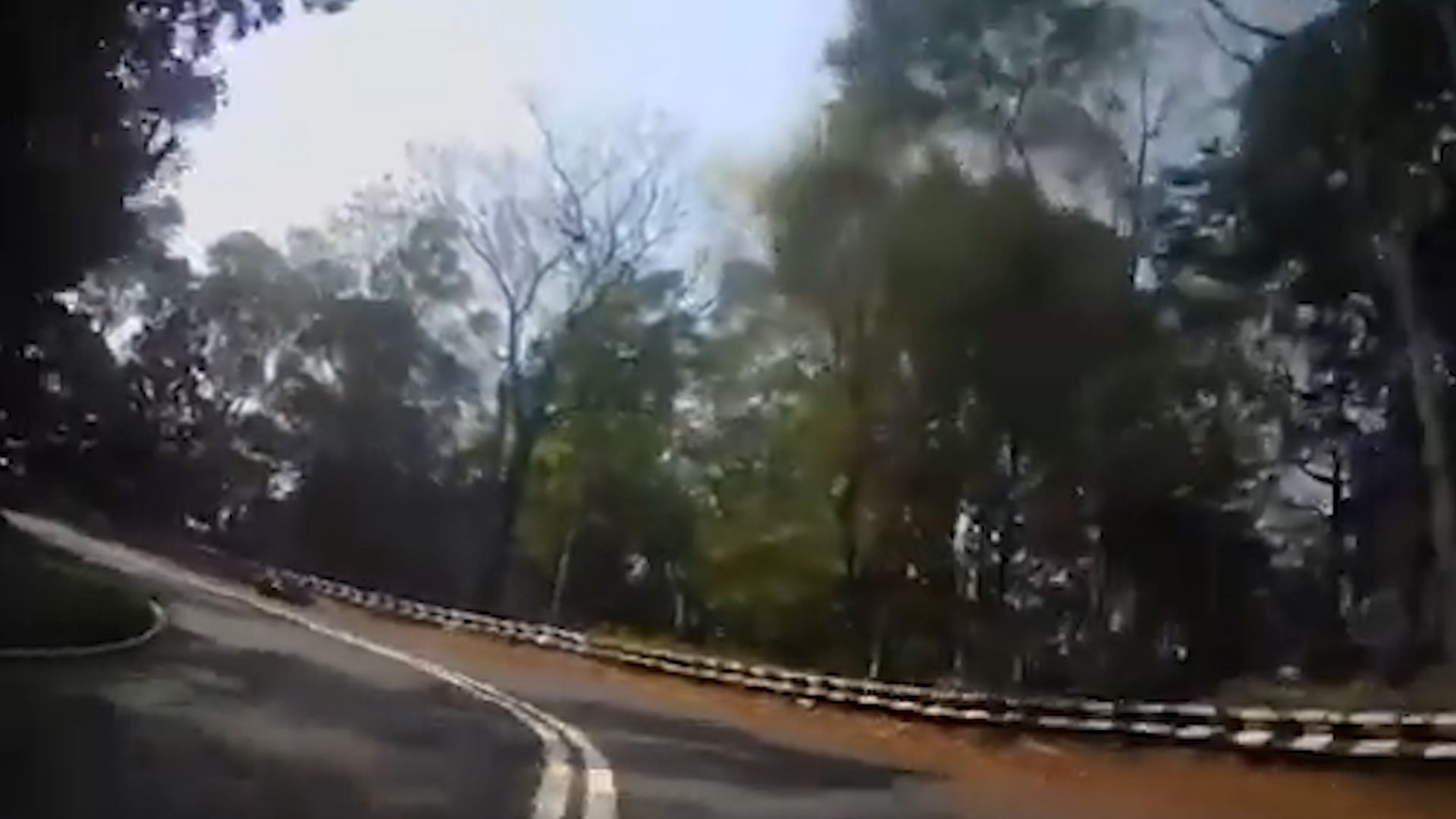 荃錦公路鐵騎士彎位失事翻滾6圈，電單車撼向山邊再反彈。