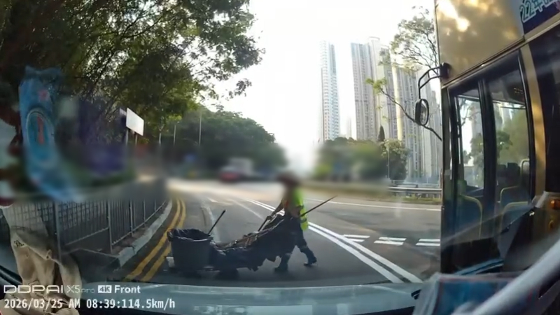 車Cam直擊｜藍田清潔工人亂闖迴旋處　嚇到司機急煞車：自己嫌命長都唔好害人