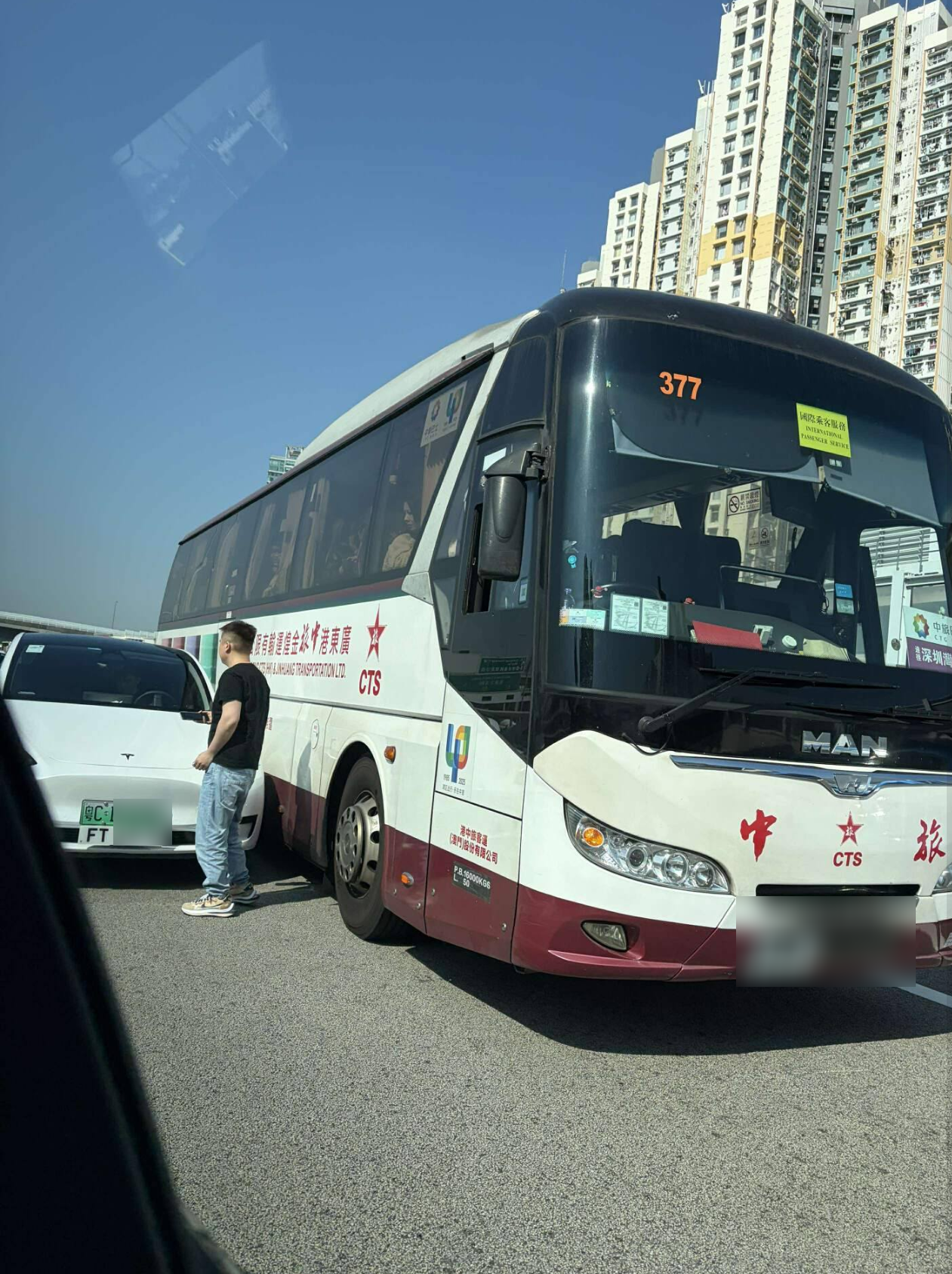 粵車南下又出事！「FT」牌Tesla昂船洲大橋行駛　撞中旅旅遊巴 (FB@香港公共交通智庫)