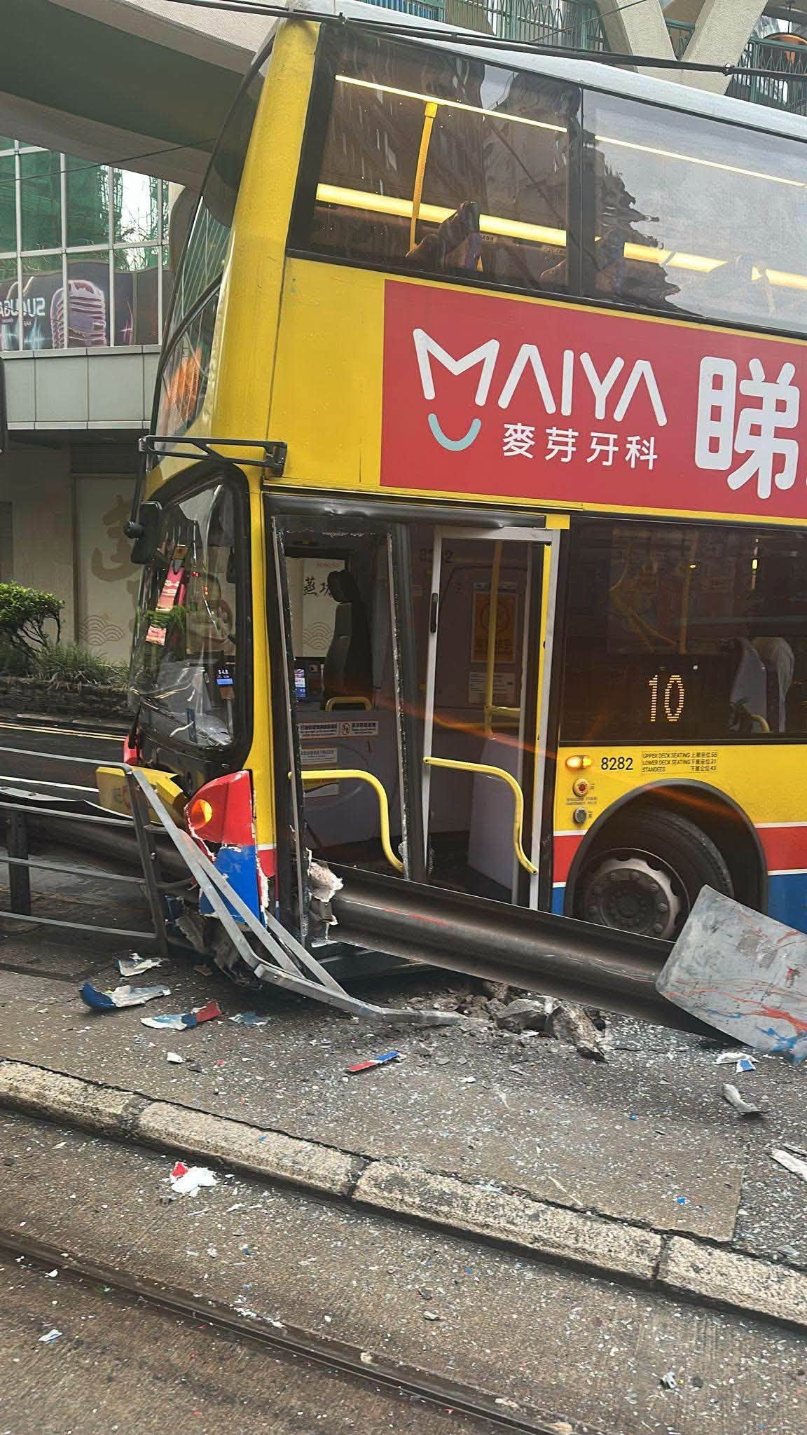 涉事城巴剷上路壆，防撞欄插進車門，玻璃及石屎碎散落一地。（Facebook圖片／車cam L（香港群組）／Andy Man）