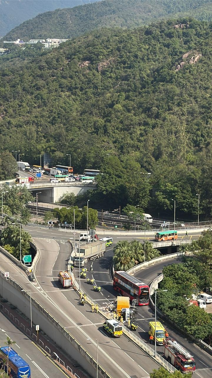 網上相片可見，涉事泥頭車貨斗上的工業廢料散落一地，阻礙兩條行車線。（Facebook 圖片／馬路的事 (即時交通資訊台)／KindGoose8217）