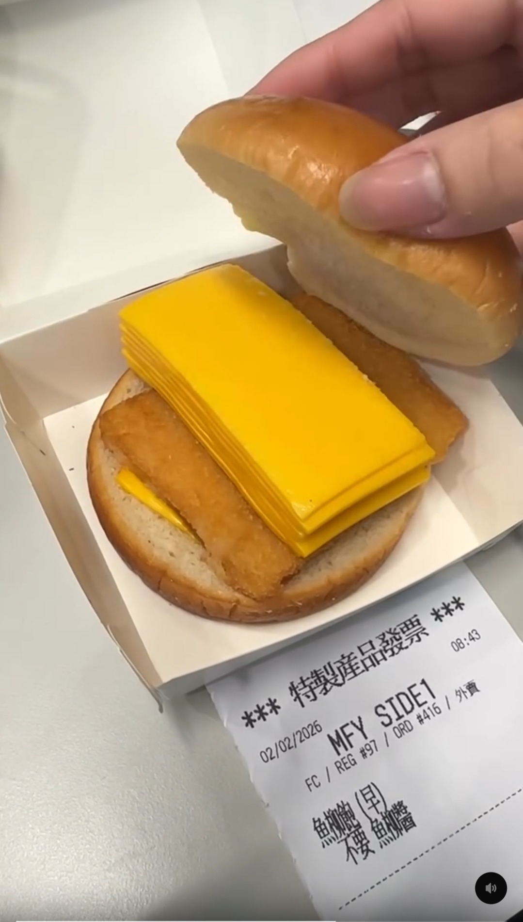有網民在 Threads 分享其購買魚柳包的驚人經歷，指一打開包裝盒竟發現裡面層疊了整整八、九塊芝士，厚度甚至超過魚柳本身。