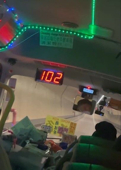 紅Van隧道車速開過百嚇壞乘客，網民留言大曬亡命小巴事蹟。(影片截圖)