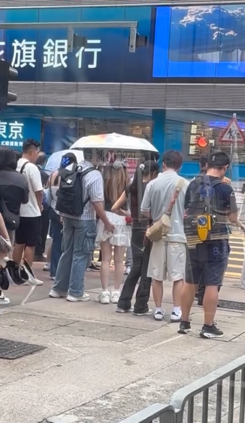 該名男子在摸女方臀部時，其右手不斷上下抖動，手速極快，而女方裙子則幾乎被掀起「走光」，但女方似乎不以為意。 （Threads影片截圖／kuikui_pt）