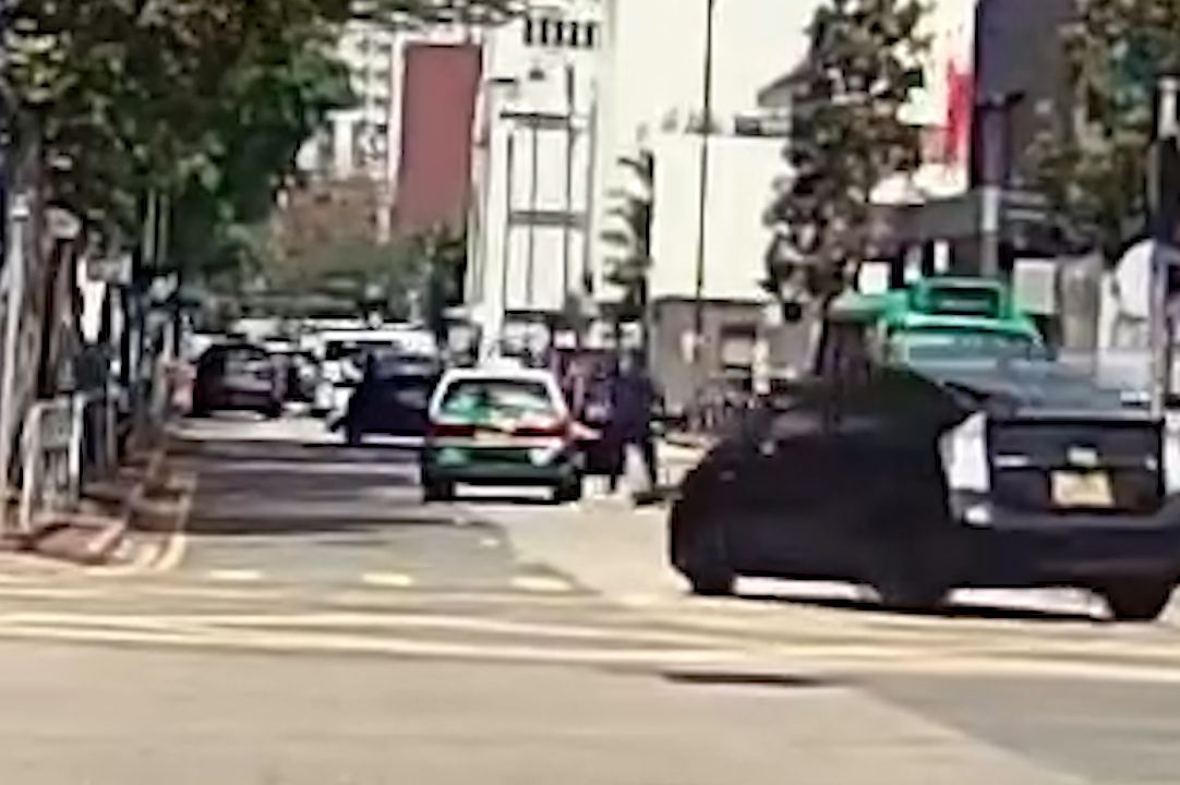 馬路MMA｜元朗單車友大戰綠的司機，互毆打到撞落小巴勁精彩。