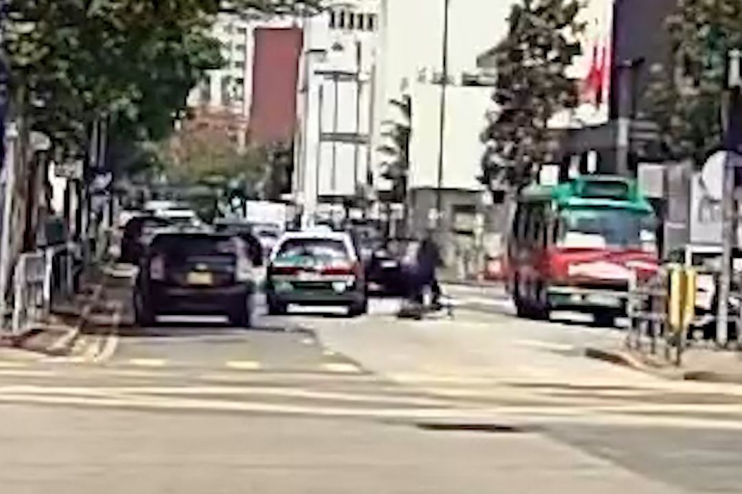 馬路MMA｜元朗單車友大戰綠的司機，互毆打到撞落小巴勁精彩。