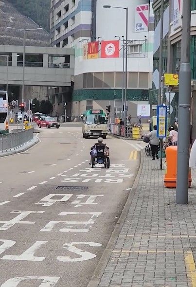 有片｜將軍澳老婦揸電動輪椅馬路逆線奔馳
