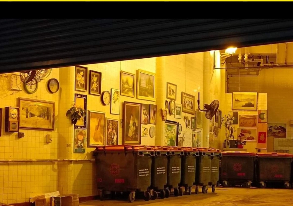 葵涌邨垃圾房一幅牆充滿藝術氣息，被網民戲稱「M+垃圾房」。網絡圖片
