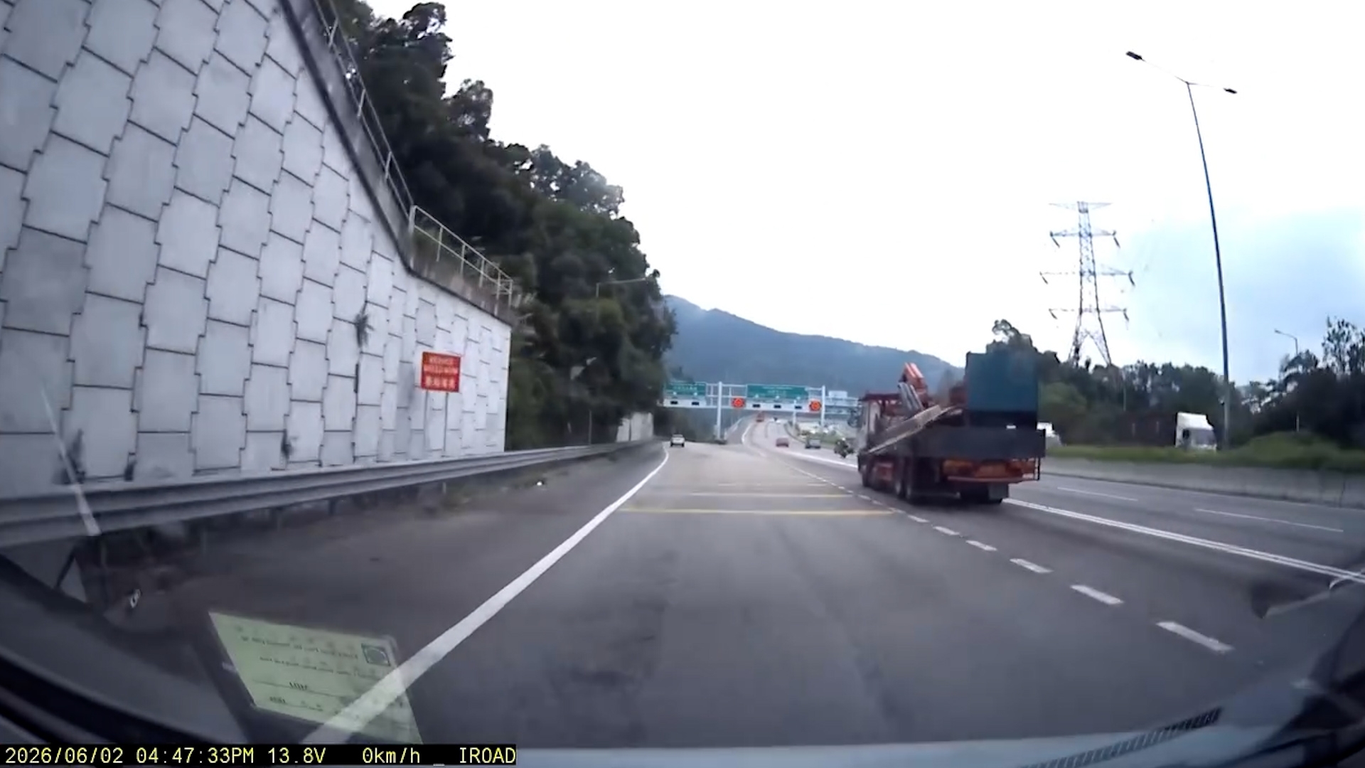 車Cam直擊｜吐露港公路貨車跌石屎板　險擊中旁邊私家車　網民稱「要去還神」