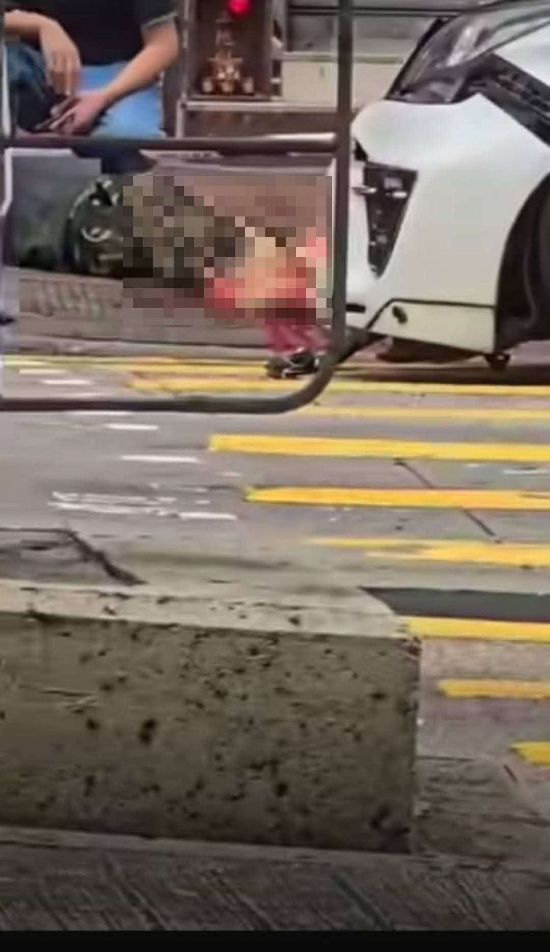 今日（5日）下午2時03分，警方接報佐敦道有5車相撞，涉及3輛私家車及2輛巴士，共8人受傷。（網上圖片）