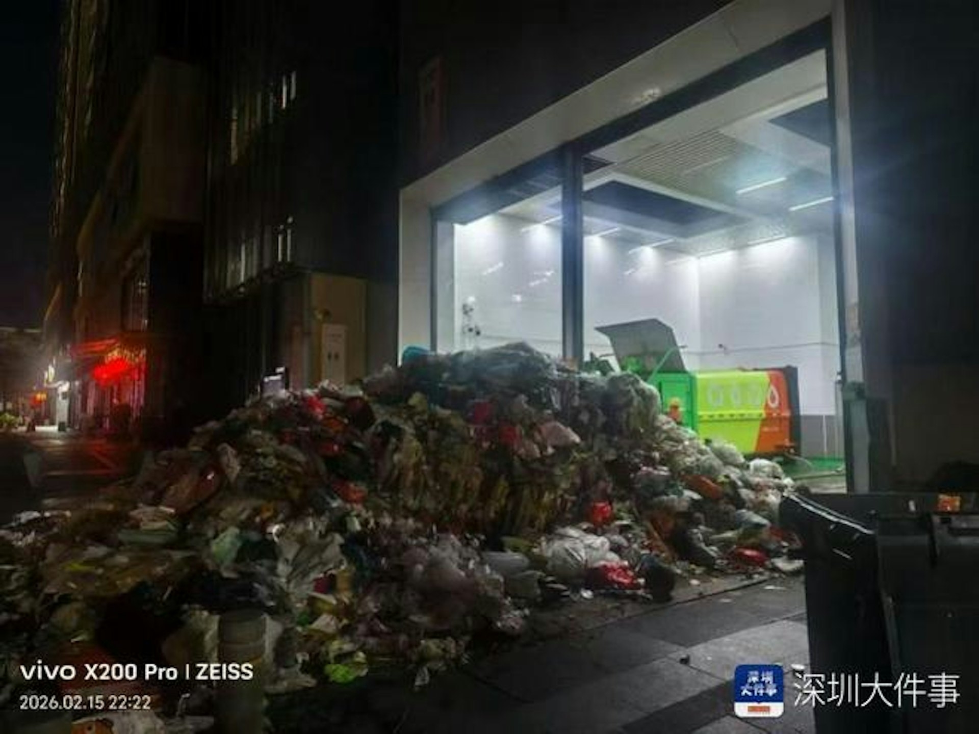 管家、清潔工及保安員一同上陣，在刺鼻氣味之中逐袋翻找，歷經通宵七小時的不懈努力，最終從垃圾山中成功尋回10萬元現金。（網上圖片／深圳大件事）