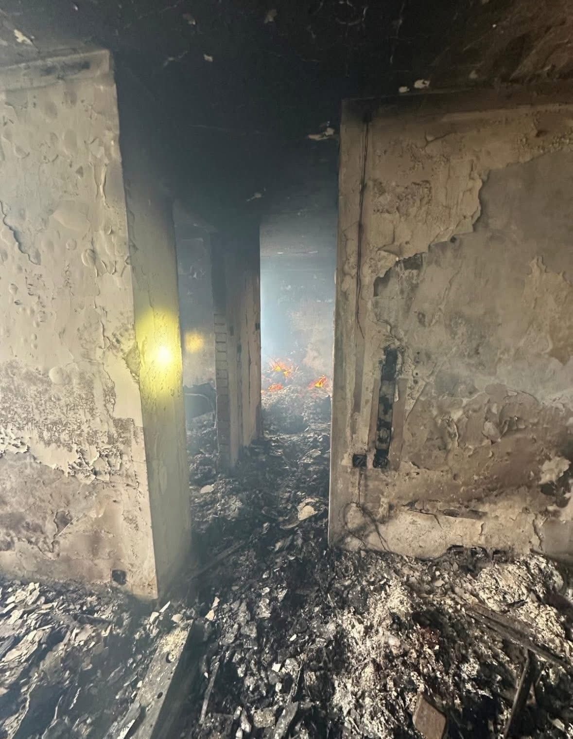 大埔宏福苑五級火｜災後單位慘況大公開，內櫳「甩皮甩骨」慘絕人寰。(FB@Kitty Chau)