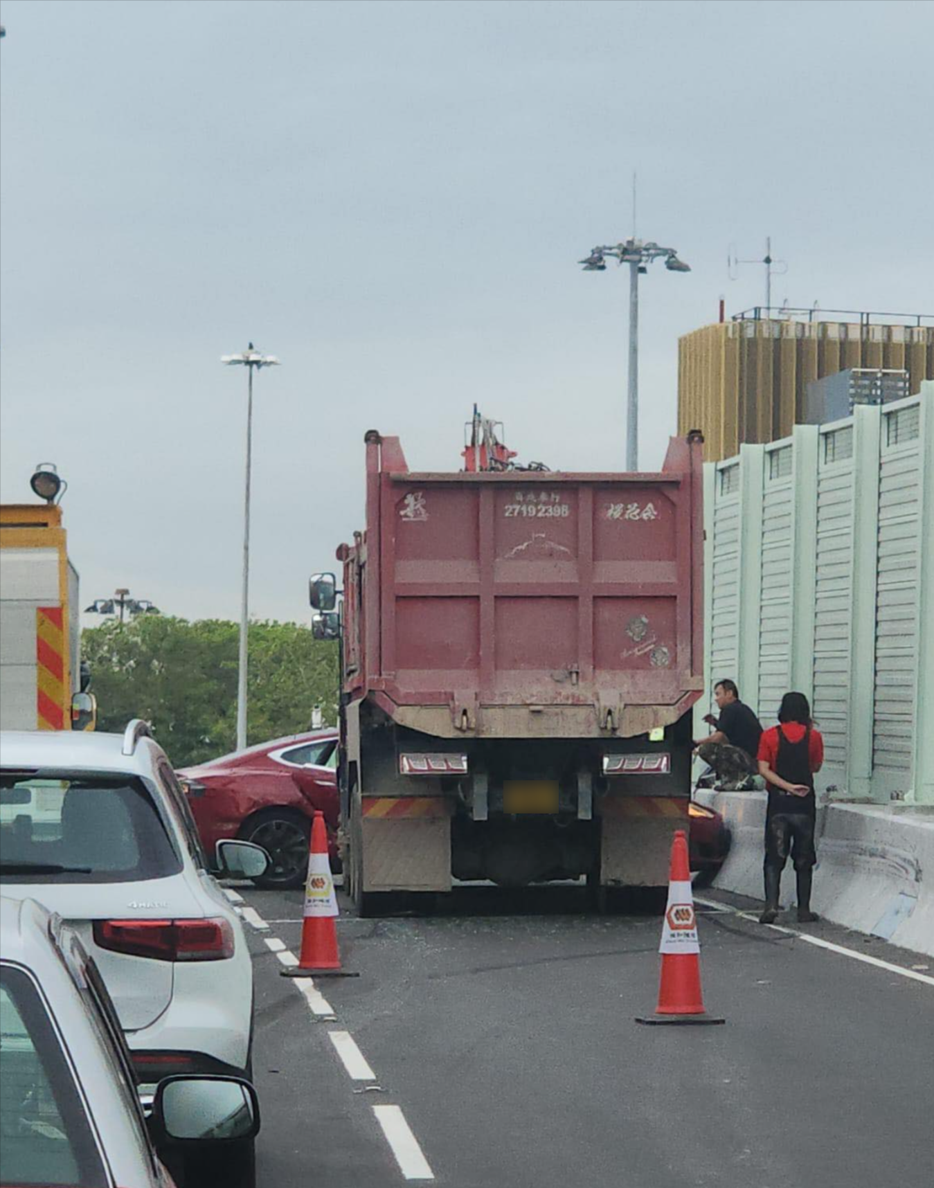 中九龍繞道｜通車後「首宗交通意外」出現　Tesla與泥頭車相撞惹網上熱議