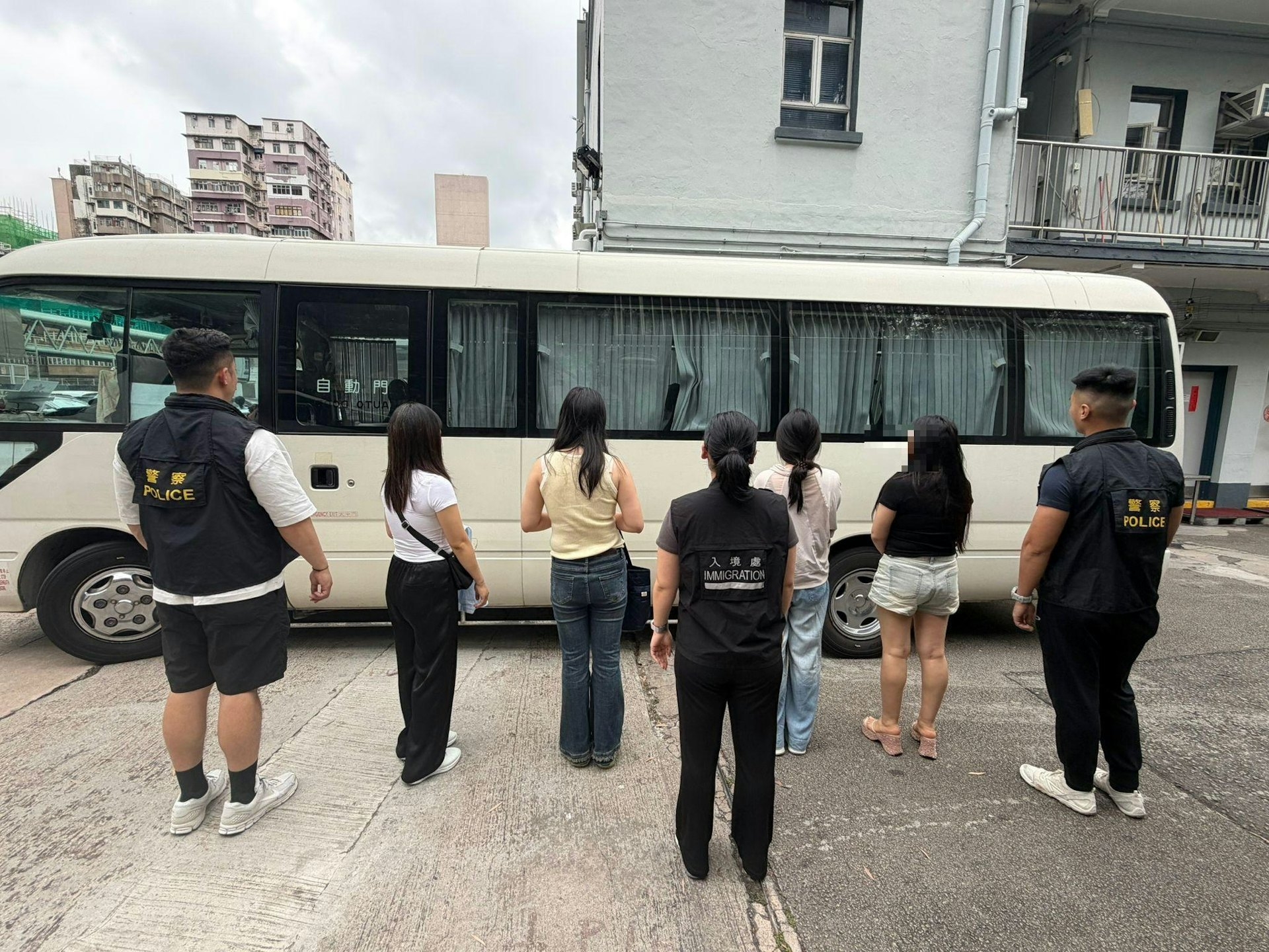 行動中，共18名男女被捕。（警方圖片）