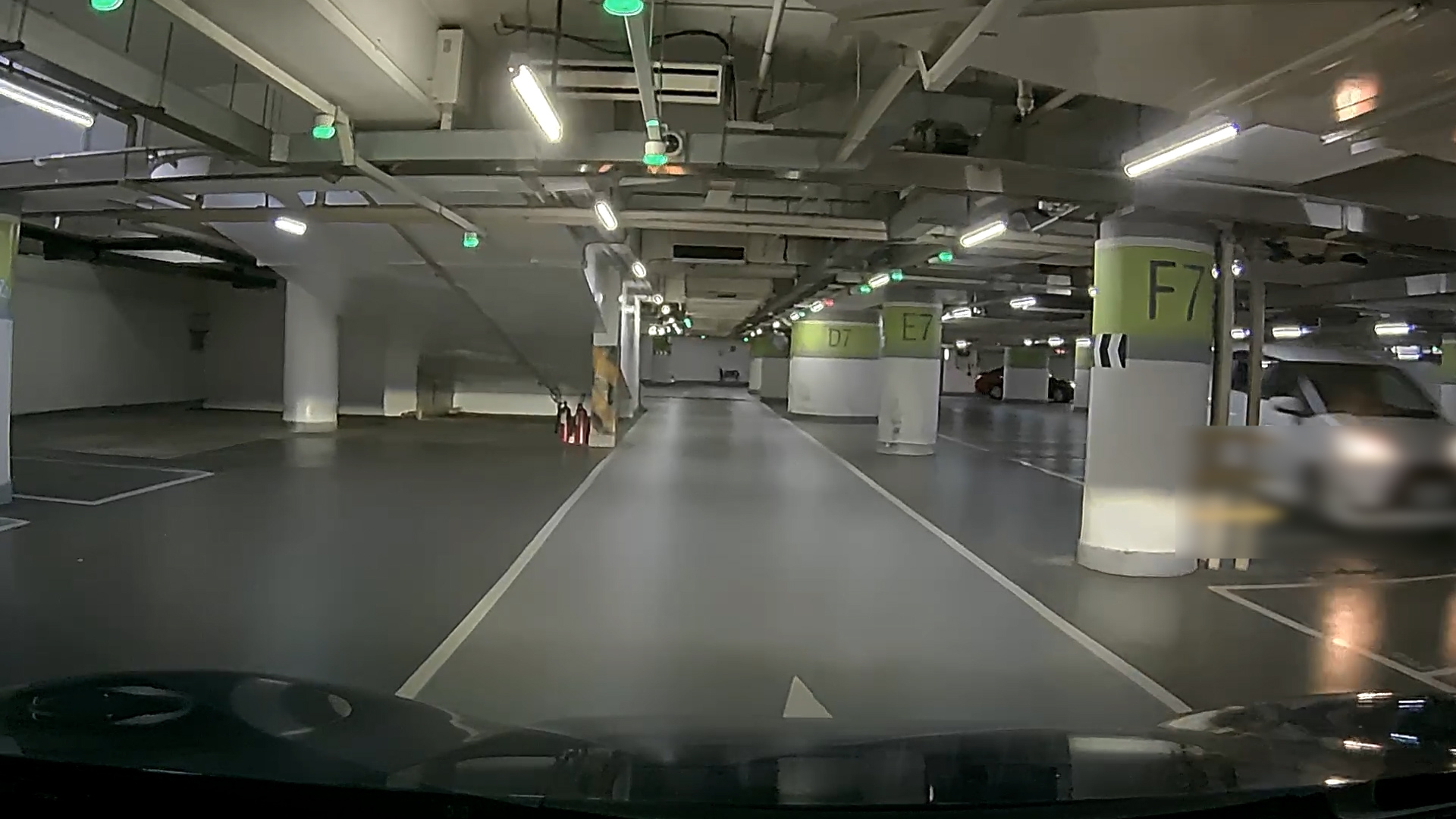 東張西望報料｜沙田商場停車場「危險司機」車位間高速行駛　觀眾報料籲小心 （觀眾鄧先生提供影片截圖）