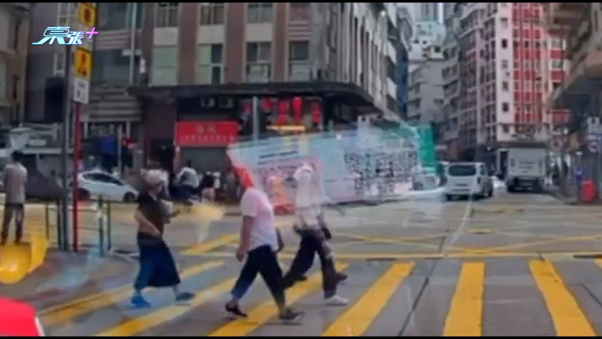 車Cam直擊｜佐敦道5車相撞車禍事發一刻曝光　兩車打白鴿轉撞上行人路